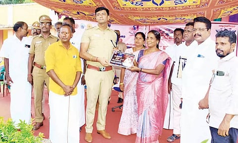 விழிப்புணர்வு கையேடு வழங்கப்பட்டது.