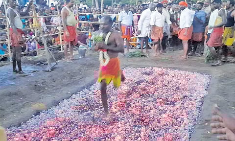 பக்தர்கள் தீமிதித்து நேர்த்திக்கடன் செலுத்தினர்.