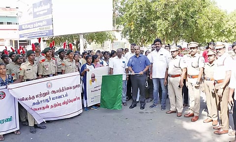 பேரணியை கலெக்டர் தீபக்ஜேக்கப் கொடியசைத்து தொடங்கி வைத்தார்.