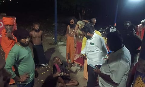 பெண்ணிடம் கத்தியை காட்டி நகை பறிக்க முயற்சி செய்த போலி சாமியாரை பொதுமக்கள் பிடித்து வைத்திருந்த காட்சி.