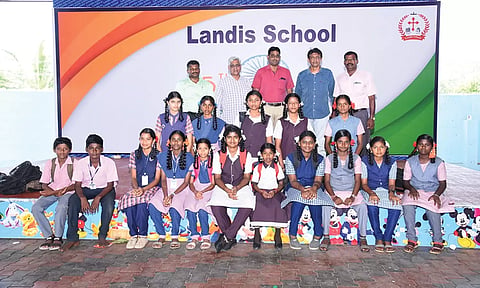 சதுரங்க போட்டியில் வெற்றிபெற்ற மாணவ-மாணவிகளுக்கு வாழ்த்து தெரிவிக்கப்பட்டது.