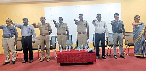நிகழ்ச்சியில் உறுதிமொழி எடுத்துக்கொண்ட காட்சி.