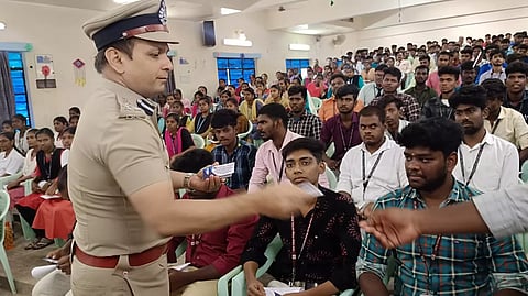 போதைப் பொருள் விற்பனை குறித்து புகாரளிக்க வேண்டிய எண்கள் அடங்கிய சிறிய அட்டையை வி.ஆர்.எஸ். கல்லூரி மாணவர்களுக்கு விழுப்புரம் டி.ஐ.ஜி. ஜியாவுல்ஹக் வழங்கினார்.