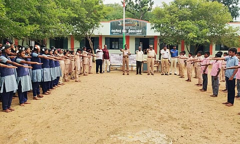 போதை தடுப்பு குறித்து பள்ளி மாணவர்கள் உறுதிமொழி ஏற்று கொண்ட போது எடுத்த படம். 