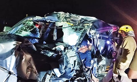 கொடைரோடு அருகே லாரி மீது கார் மோதிய விபத்தில் தனியார் நிறுவன ஊழியர் பலி