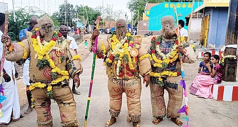 கமுதி அருகே பம்புல்நாயக்கன்பட்டி கரியமல்லம்மன் கோவில் ஆடி பொங்கல் விழாவை–யொட்டி நடந்த முளைப்பாரி ஊர்வலத்தின் முன்பாக பக்தர்கள் சாக்கு வேடம் அணிந்து வந்து நேர்த்திக்கடன் செலுத்தினர்.
