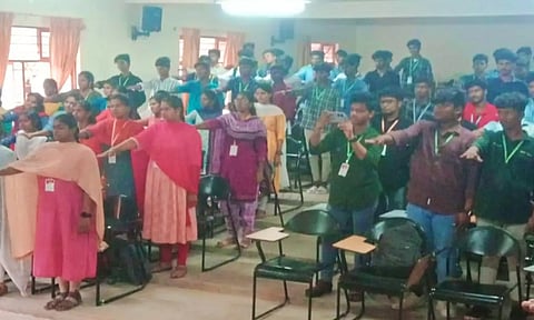 நிகழ்ச்சியில் உறுதிமொழி எடுத்துக்கொண்ட மாணவ-மாணவிகள்.