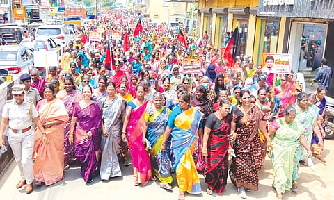 கருணாநிதி நூற்றாண்டு விழாவையொட்டி தி.மு.க. மகளிரணி சார்பில் 10 ஆயிரம் பேர் கலந்து கொண்ட பிரம்மாண்ட பேரணி நடந்தது. 