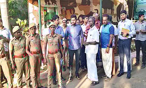 பாபநாசம் சோதனை சாவடியில் கமிஷனர் சிவகிருஷ்ண மூர்த்தி ஆய்வு செய்த போது எடுத்த படம்.