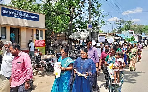 ஆழ்வார்திருநகரி பேரூராட்சி தலைவர் சாரதா பொன் இசக்கி தலைமையில் பிளாஸ்டிக் ஒழிப்பு விழிப்புணர்வு பேரணி நடைபெற்றது.