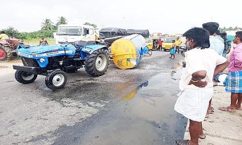 டிராக்டர் கவிழ்ந்து மெக்கானிக் பலி