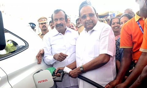 கோவை காந்திபுரத்தில் தண்டனை கைதிகளால் நடத்தப்படும் ஒரு பெட்ரோல் பங்கை அமைச்சர்கள் திறந்துவைத்தனர்