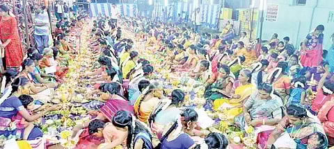 திருவிளக்கு பூஜை நடந்தபோது எடுத்த படம்.