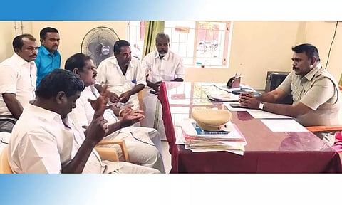 மேலவளவு போலீஸ் நிலையத்தில், கிராமப்பகுதியில் சி.சி.டி.வி. கேமரா அமைப்பது குறித்து ஆலோசனை கூட்டம் நடைபெற்றபோது எடுத்தபடம்.