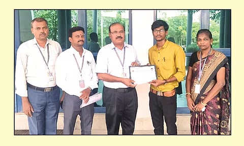 வெற்றி பெற்ற மாணவனை கல்லூரியின் டீன் மாரிச்சாமி பாராட்டிய போது எடுத்த படம்.