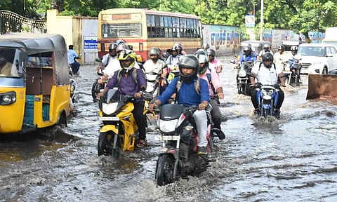 விடிய விடிய மழை பெய்ததால் சாலைகளில் தண்ணீர் தேக்கம்- பூந்தமல்லியில் வீடுகளுக்குள் வெள்ளம் புகுந்தது