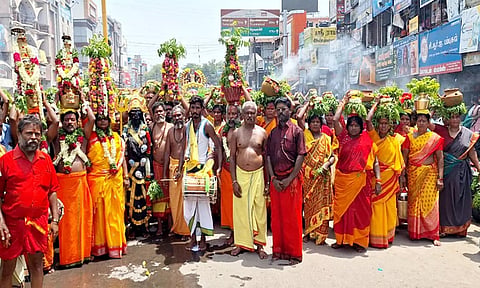 கள்ளக்குறிச்சி பத்திரகாளி அம்மன் கோவிலுக்கு பால்குடம் எடுத்து ஊர்வலமாக வந்த பெண்களை படத்தில் காணலாம்.