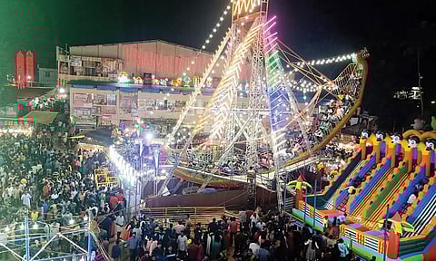 குழித்துறை வாவுபலி பொருட்காட்சியில் விடுமுறை நாளில் மக்கள் கூட்டம்