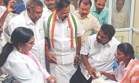 பாதிக்கப்பட்ட சிறுமிக்கு செல்வபெருந்தகை எம்.எல்.ஏ. ஆறுதல் கூறிய காட்சி. 