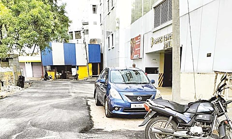 காரை அகற்றாமல் போடப்பட்ட தார் சாலை