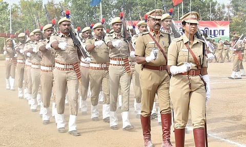 ஈரோடு ஆயுதப்படை மைதானத்தில் போலீசாரின் அணிவகுப்பு ஒத்திகை