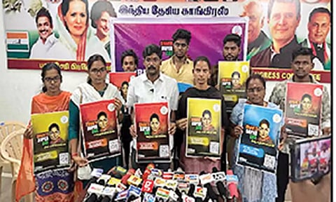 பயிற்சி திட்ட லோகோவையும், செயலியையும் இளைஞர் காங்கிரஸ் தலைவர் ஆனந்தபாபு நடராஜன் அறிமுகம் செய்த காட்சி.