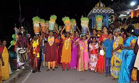 முளைப்பாரி ஊர்வலம் நடைபெற்றபோது எடுத்த படம்.