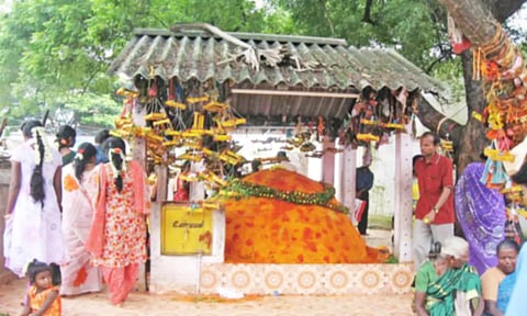 சிவ சுயம்பாக பூமியை பிளந்து வந்த புற்று