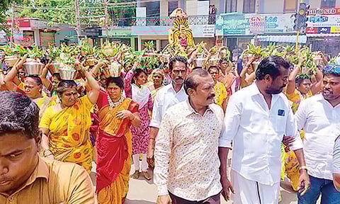 பால்குடம் எடுத்து வந்து பக்தர்கள் வழிபட்டனர்.