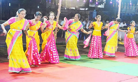 கிருஷ்ணகிரி வேளாங்கண்ணி சி.பி.எஸ்.இ பள்ளியில் சுதந்திர அமுத பெருவிழாவினையொட்டி கலைஞர்கள் ஒயிலாட்டம் ஆடினர்.