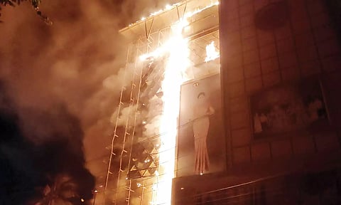 கடையின் முகப்பு பகுதி தீப்பிடித்து எரிந்தது.