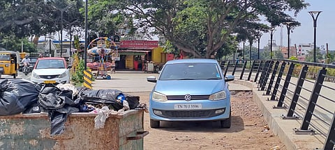 குறிச்சி குளக்கரையில் கோவில் முன்பு உள்ள குப்பை தொட்டியை அகற்ற வேண்டும்