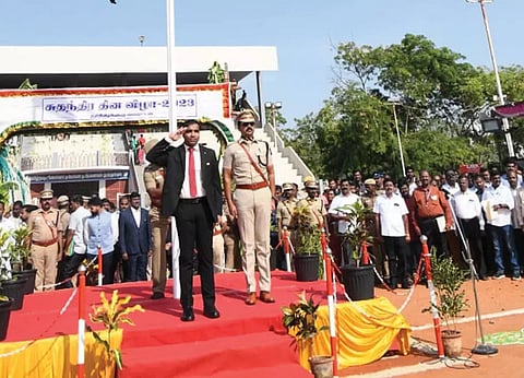 தூத்துக்குடி தருவை மைதானத்தில் கலெக்டர் செந்தில்ராஜ் தேசிய கொடியேற்றி மரியாதை செலுத்திய காட்சி. அருகில் போலீஸ் சூப்பிரண்டு பாலாஜி சரவணன்.