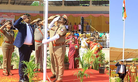 கலெக்டர் கார்த்திகேயன் தேசியகொடி ஏற்றி மரியாதை செலுத்திய காட்சி.