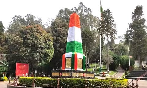 குன்னூரில் மூவர்ண கொடியால் அலங்கரிக்கப்பட்ட போர் நினைவு தூண்