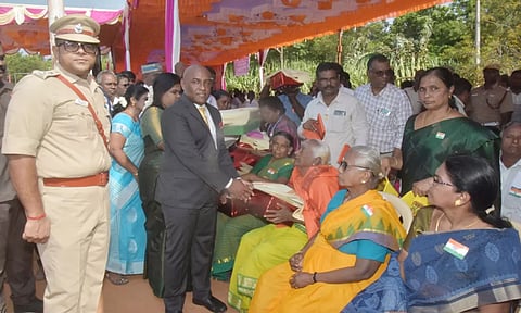 சுதந்திர தின விழாவில் நலத் திட்ட உதவிகளை கலெக்டர் பழனி வழங்கிய போது எடுத்த படம்.