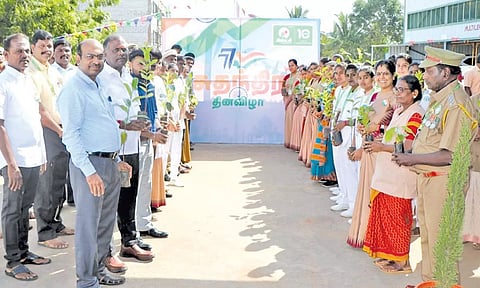அனைவருக்கும் மரக்கன்றுகள் வழங்கப்பட்டன.