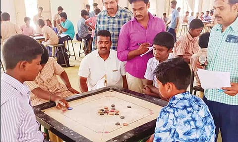 கேரம் போட்டியில் பங்கேற்றவர்கள்.