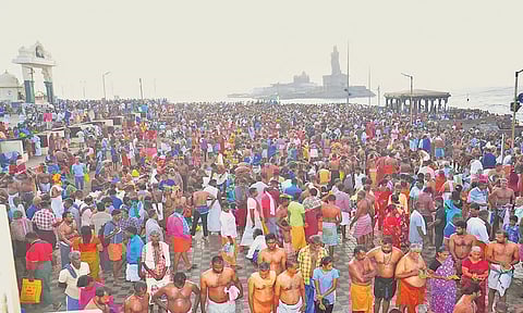 முன்னோர்களுக்கு தர்ப்பணம் கொடுக்க கன்னியாகுமரியில் ஆயிரக்கணக்கானோர் திரண்டனர்