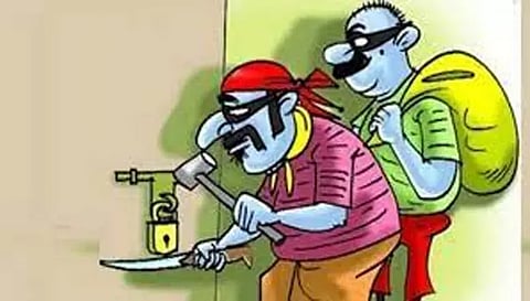 எடப்பாடி அருகே பழக்கடை பூட்டை உடைத்து கொள்ளை