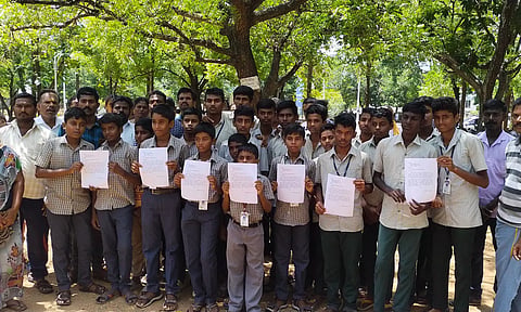 கலெக்டர் அலுவலகத்தில் முற்றுகையிட்ட மாணவர்களை படத்தில் காணலாம்.