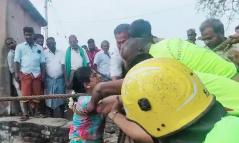 கிணற்றில் குதித்து தற்கொலைக்கு முயன்ற பொன்னுமணியை தீயணைப்பு வீரர்கள் மீட்ட காட்சி.