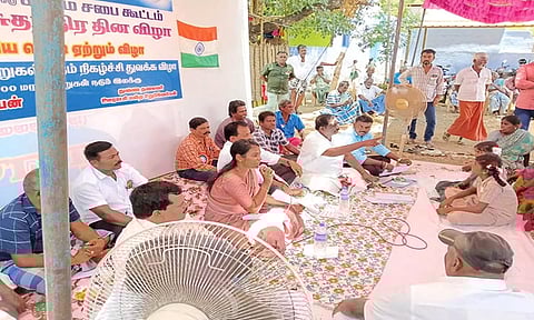 கோவிந்தபேரி ஊராட்சியில் நடைபெற்ற கிராமசபை கூட்டத்தில் மாவட்ட துணை கலெக்டர் கவிதா பேசியபோது எடுத்த படம்.