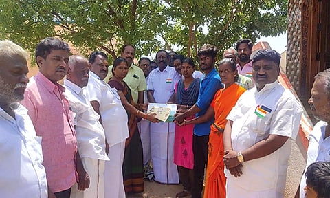 அ.தி.மு.க. சார்பில் நிதி உதவியை முன்னாள் அமைச்சர் ராஜலெட்சுமி வழங்கிய காட்சி.