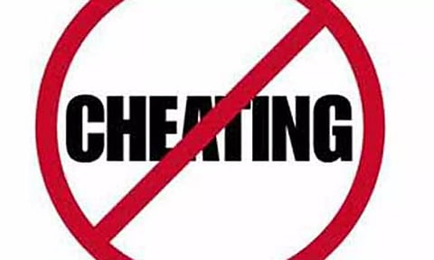 கோவையில் மனைவியை ஏமாற்றி இளம்பெண்ணை 2-வது திருமணம் செய்த வருமான வரித்துறை அதிகாரி