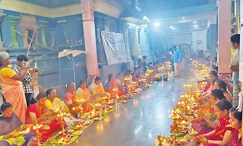 வடபத்திரகாளி அம்மன் கோவிலில் விளக்கு பூஜை நடந்தது.