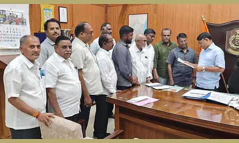 வர்த்தக சபை நிர்வாகிகள் டி.ஜி.பி.யிடம் மனு அளித்த போது எடுத்த படம்.