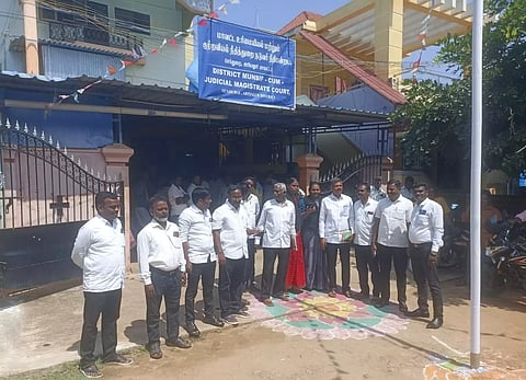 வழக்கறிஞர்கள் நீதிமன்ற மன்ற பணிகள் புறக்கணிப்பு