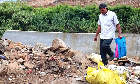 ஊட்டியில் தேங்கி கிடக்கும் குப்பை கழிவுகள்