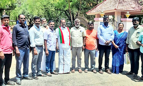 மனு கொடுக்க வந்த பல்வேறு கட்சி மற்றும் அமைப்பினரை படத்தில் காணலாம்.